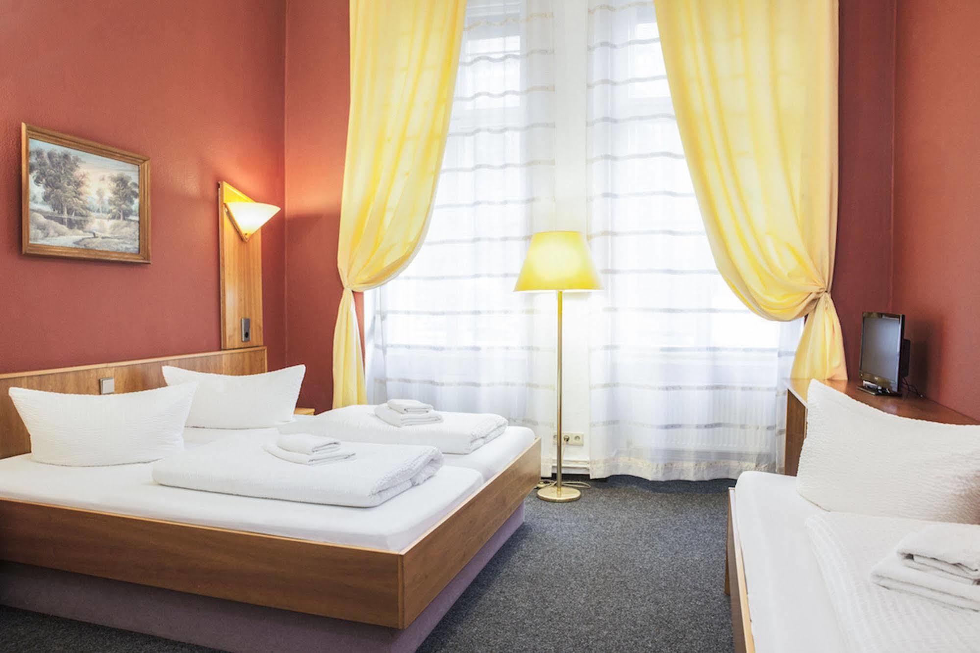 Hotel Pension Insor เบอร์ลิน ภายนอก รูปภาพ