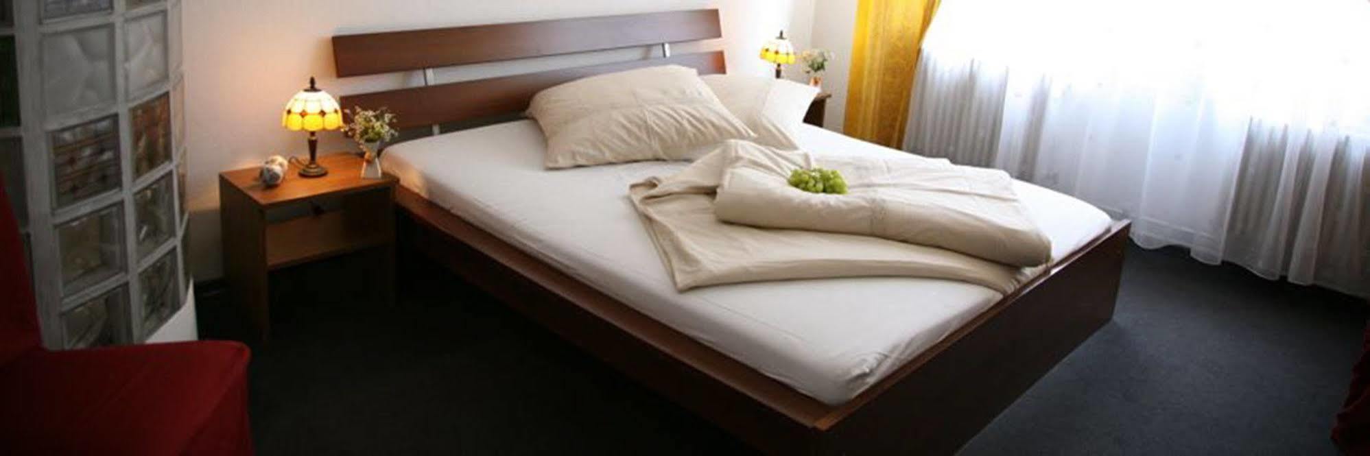 Hotel Pension Insor เบอร์ลิน ภายนอก รูปภาพ