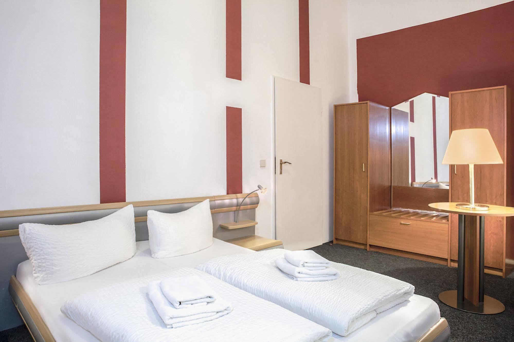 Hotel Pension Insor เบอร์ลิน ภายนอก รูปภาพ